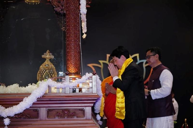Người đang suy ngẫm ý nghĩa của từ thiện tai trong đời sống hàng ngày
